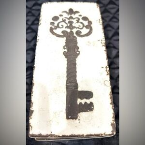 “Notting Hill” unique Ceramic Key box NWT, perfect storage for almost anything!